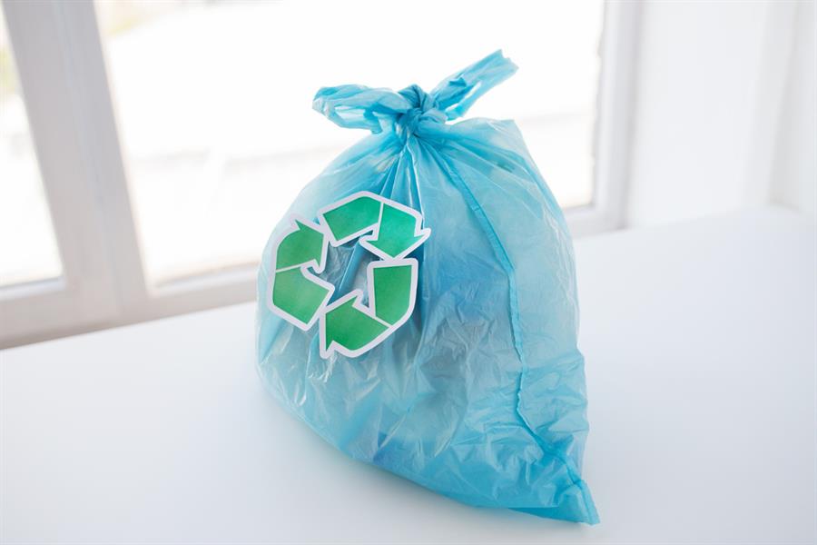 Müllsack mit Recyclingzeichen
